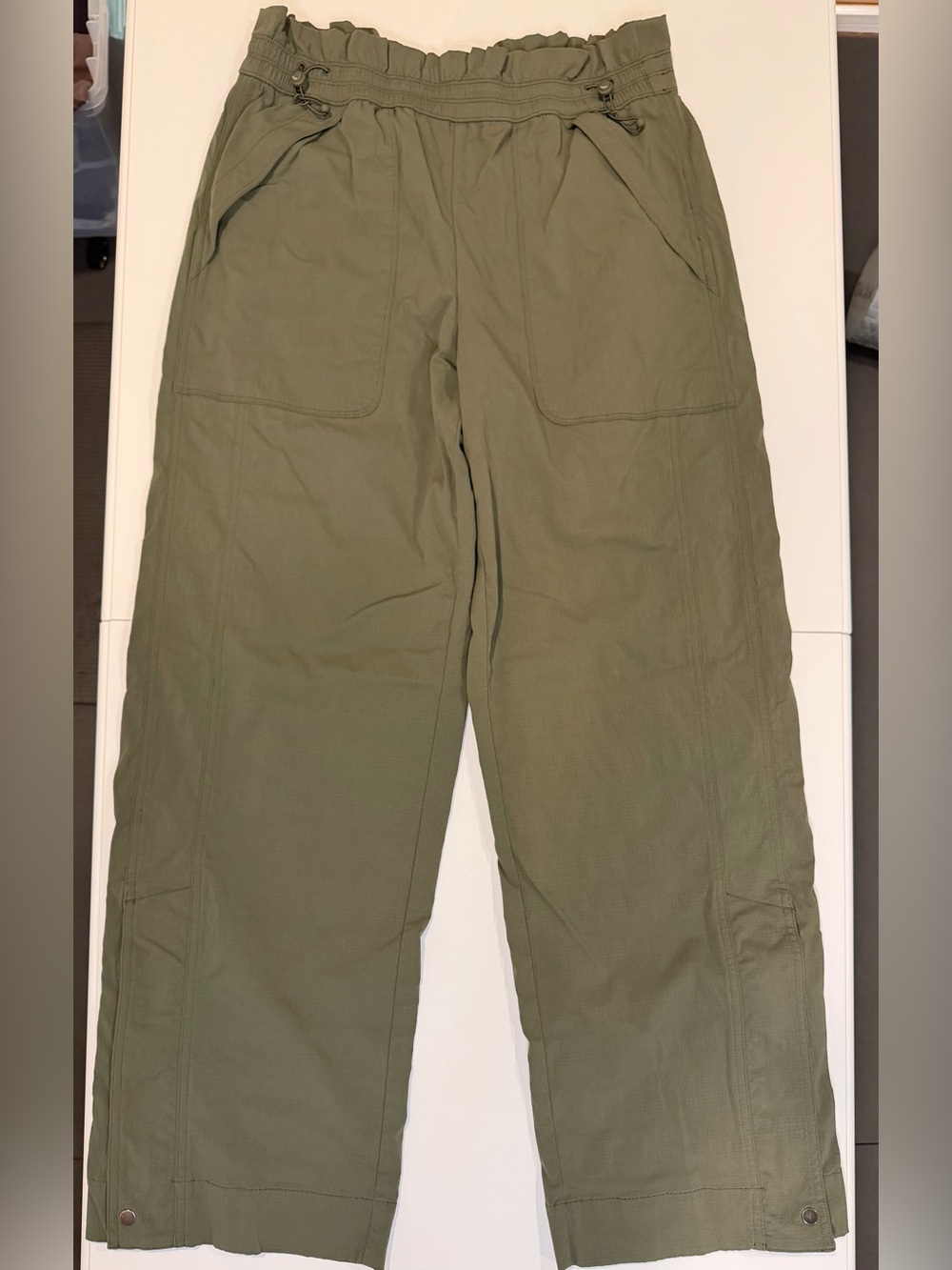 Athleta Trekkie High Rise Parachute Pant in Aspen Olive Size 6